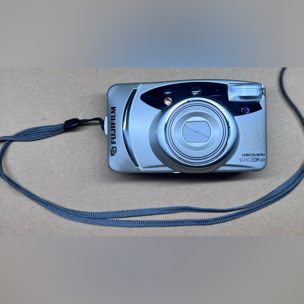 Vintage Fujifilm Discovery S1450 Zoom Date 38-145mm Camera Untested Lanyard